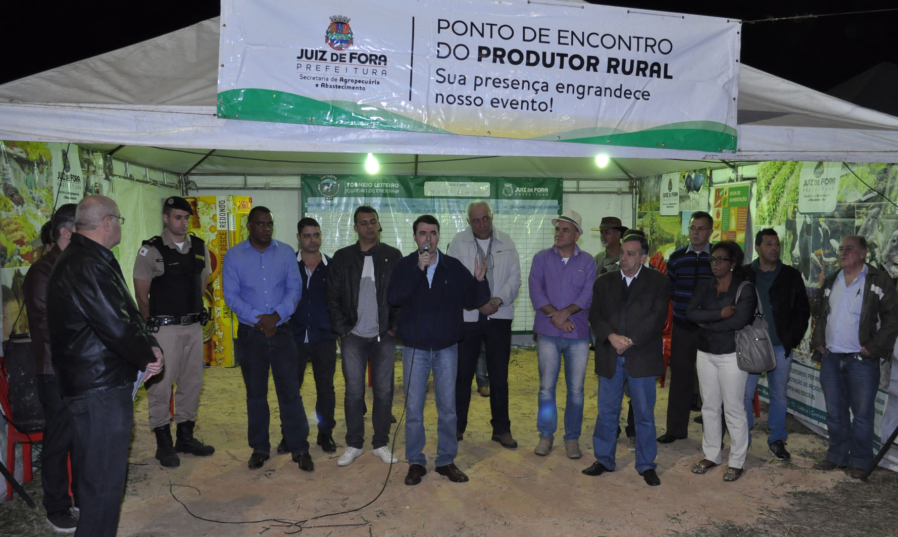 Portal de Notcias PJF | Prefeito abre torneio leiteiro de Benfica e destaca realizao de obras na zona norte | SAA - 25/7/2014